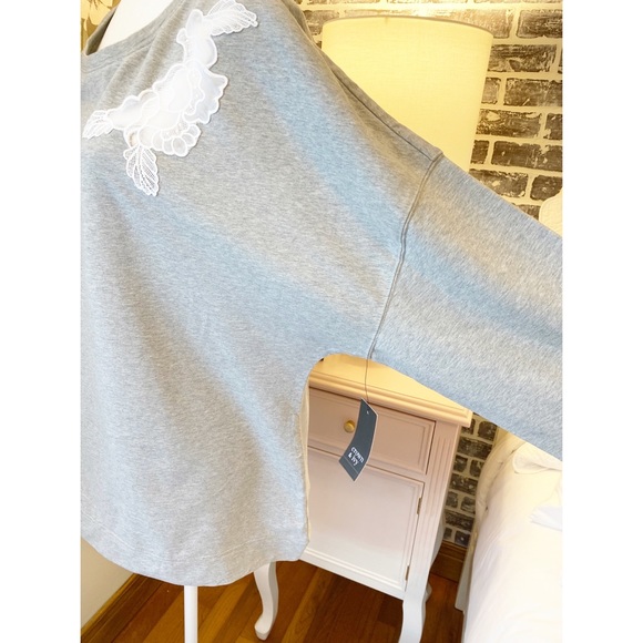 NWT {Crown & Ivy} Appliqué Sweatshirt - Picture 3 of 8